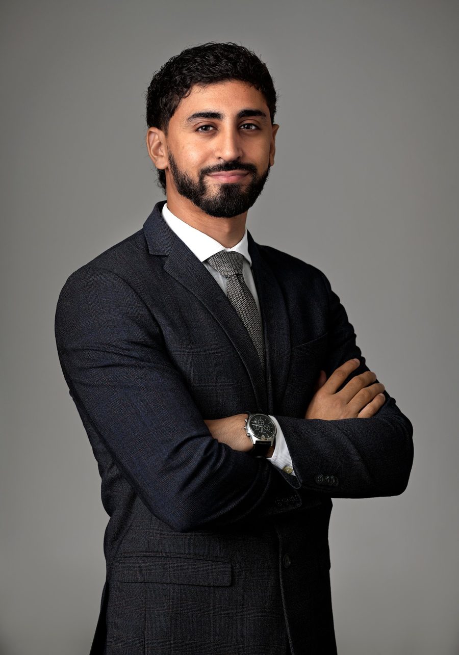 Imad El Hajji, bras croisés, en costume